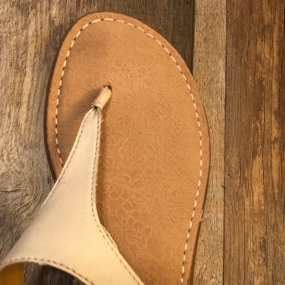 Used.  Sandals w/ adjustable buckle. - Picture 8 of 14